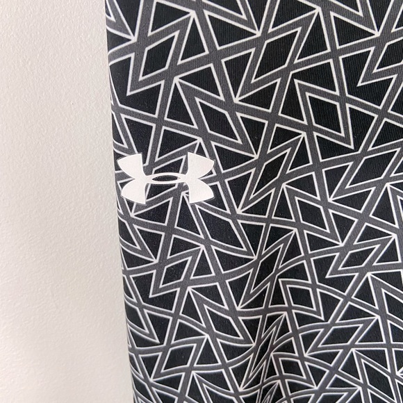 Under Armour Heat Gear Capri Shorts - Youth Large - Picture 3 of 5